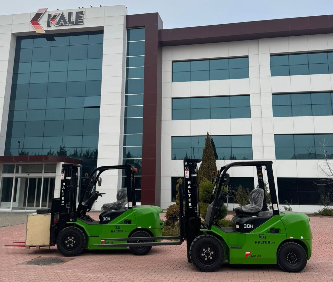 Yine Tercihi Halterlift Oldu: Konya’da 3 Adet Halterlift P Serisi Lityum Akülü Forklift Teslimatı 